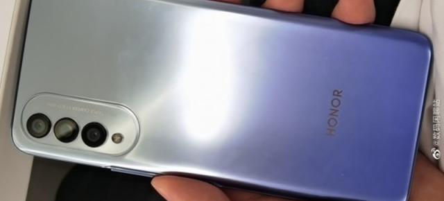 Honor X20 se lasă admirat într-o fotografie hands-on, cu design nou de modul foto; Are ecran 120Hz de 6.7 inch