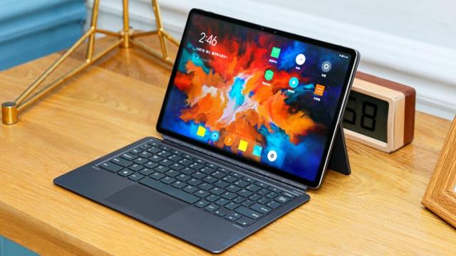 <b>Lenovo introduce tableta Pad Pro 2021 cu ecran OLED 90Hz și procesor Snapdragon 870; Sunt anunțate și modelele Pad 11 și Pad Plus 11</b>Pe lângă tableta Yoga Pad Pro 13 despre care v-am vorbit într-un material dedicat aici, astăzi Lenovo a mai lansat și alte produse din acest segment și anume tableta Pad Pro 2021 și Pad 11. Vorbim despre dispozitive 