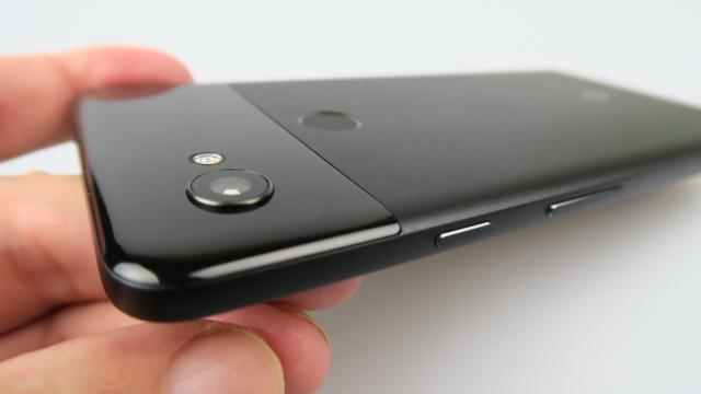 <b>[UPDATE: Telefoanele ajung la cumpărători] Poți cumpăra acum un Google Pixel 2 sau Pixel 2 XL pentru sub 450 lei în varianta swap (posibil preț greșit)</b>Finalul acestei zile de 26 mai ne aduce față în față cu o super ofertă descoperită via BF.ro și anume smartphone-urile Pixel 2 și Pixel 2 XL care apar listate în oferta QuickMobile pentru sume de sub 450 de lei