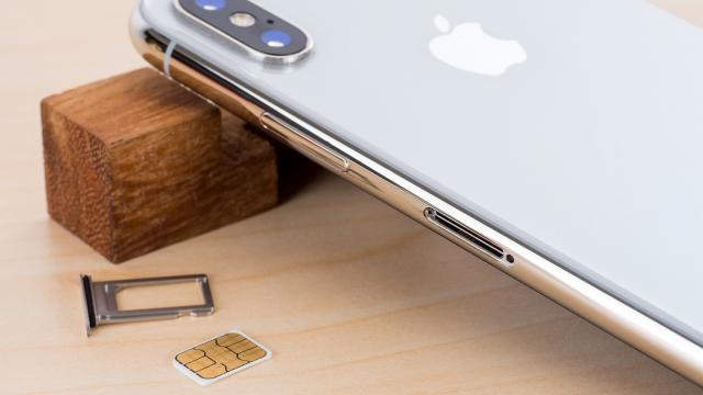 <b>Cum îți poți debloca telefonul blocat în rețea (informații oficiale ANCOM)</b>Probabil știți deja că terminalele, fie ele telefoane sau tablete, achiziționate în urma unui abonament de la operatori, sunt codate în rețea. Acest lucru nu este nemaiîntâlnit la nivel global, însă apar diferențe în funcție de regiune.
