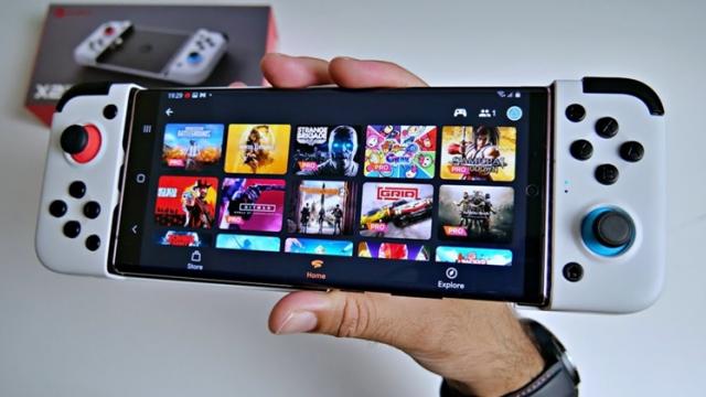 <b>E LUNI e AMAZON: Azi vă recomandăm unul dintre cele mai bune gamepad-uri pentru Android; GameSir X2 îți permite să joci jocuri prin Google Stadia sau GeForce Now mai ușor, de oriunde</b>Revenim astăzi cu un nou articol din seria “E LUNI e AMAZON”, chiar înainte de 1 iunie, Ziua Copilului. Totuși, gadgetul pe care îl prezentăm astăzi nu este dedicat neapărat copiilor, ci tuturor gamerilor de mobil care își doresc o experiență