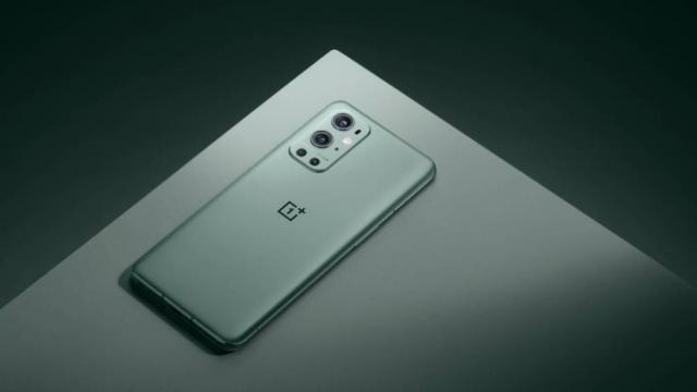 <b>OnePlus 9T îşi dezvăluie primele detalii: ar putea împrumuta tehnologii de la OnePlus 9 Pro</b>Chiar dacă în aceste zile vorbim mai mult despre OnePlus Nord CE 5G, care va sosi pe 10 iunie, iată că au început să apară şi scăpări pentru OnePlus 9T. Telefonul aşteptat în toamna acestui an, poate cu procesorul 