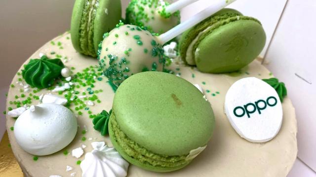 <b>Oppo România împlineşte un an şi aniversează praguri importante: partener Roland Garros, colaborări cu artişti, master chefi, actori</b>Oppo România împlineşte astăzi un an de la debutul din România şi în acest interval a atins deja câteva praguri însemnate. Unele sunt realizări la nivelul cifrelor, iar altele la nivel de parteneriate şi de imagine. Oppo este o companie fondată