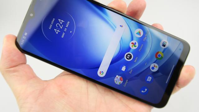 <b>Motorola Moto G50: Display bun la interior, privit din faţă</b>Motorola Moto G50 ia ecranul lui Moto G30, adică un panou IPS LCD de 6.5 inch, cu rezoluţie de 1600 x 720 pixeli, aspect 20:9 şi refresh rate de 90 Hz. Are breton picătură, bărbie groasă şi muchii laterale rezonabil de subţiri. Nu ar fi stricat rezoluţie