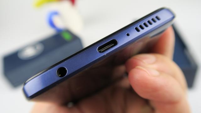 <b>Motorola Moto G50: Baterie de toţi banii</b>Atunci când analizezi lista cu specificaţii a lui Moto G50, e posibil să îţi sară în ochi bateria de 5000 mAh că selling point. Se încarcă la 15W şi zic că se putea mai rapid, dar e acceptabil pentru segmentul în care se învârte. Trecem la testele noastre