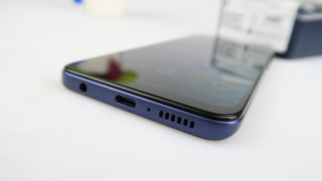 <b>Motorola Moto G50: Conectivitate cu 5G în frunte, sloturi nano SIM, Wi-Fi rapid</b>Motorola Moto G50 ar avea ca al doilea selling point după bateria mare conectivitatea 5G. Are şi suport 4G, două sloturi nano SIM şi vine cu un port USB-C 2.0 jos. Dispune de Wi-Fi dual bând, iar pentru localizare primim GPS, AGPS, Glonass şi Galileo