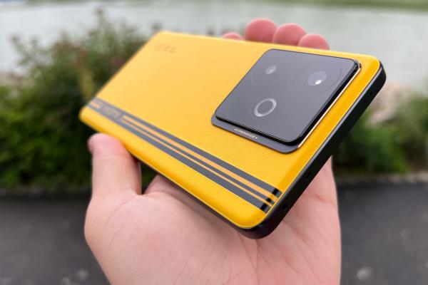 realme GT 7T: Design de Bumblebee, galben și cu raport corp-ecran excelent
