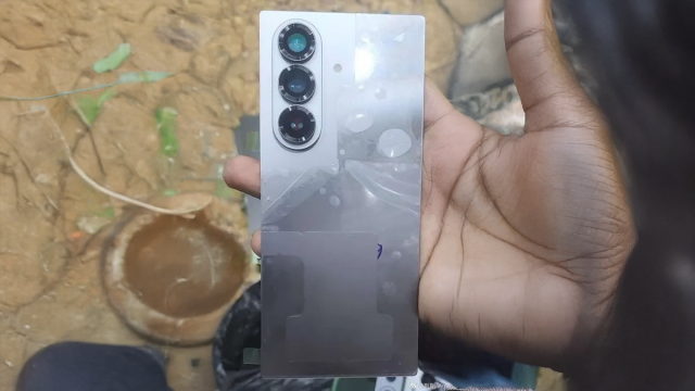 <b>Samsung Galaxy Z Fold 7, prima imagine scăpată pe net; design mai subțire, cameră de 200MP și șasiu din titan</b>Samsung n-a anunțat încă nimic oficial, dar o primă imagine cu ceea ce pare a fi noul Galaxy Z Fold 7 circulă deja online. Fotografia arată doar partea din spate a telefonului, într-o nuanță argintiu-gri, cu un setup de trei camere încadrate de inele meta