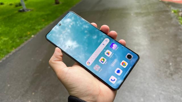 <b>realme GT 7T: Display luminos și cu muchii foarte înguste de la care Galaxy A56 și Pixel 9a ar trebui să ia lecții</b>realme GT 7T are un ecran o idee mai mare decât predecesorul său, astfel că urcă de la 6.78 inch la 6.8 inch, o diferență greu de sesizat. Este un AMOLED FHD+, ce poate afișa până la 1 miliard de culori, are și HDR10+