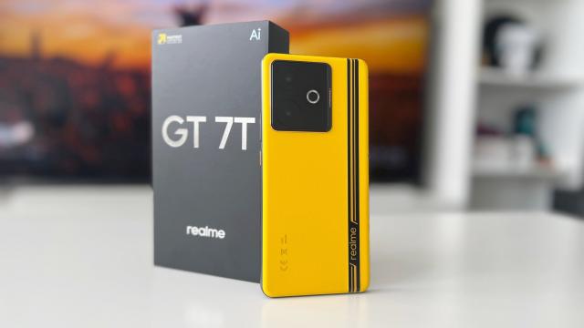 <b>realme GT 7T review detaliat în limba română (evaluare Mobilissimo)</b>Finalul de primăvară a venit la pachet cu noutăți de la realme, în cazul de față cu realme GT 7T pe care l-am testat într-o perioadă care mai degrabă părea să anunțe sosirea sezonului de toamnă decât cea a verii. Avem în față 