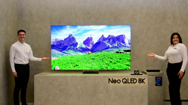 <b>Ştiaţi că: puteţi controla televizoarele Samsung cu ceasul şi puteţi face filmele vechi 4K în 2025 cu Vision AI</b>Termenul „AI” e peste tot în 2025 – de la telefoane și frigidere, până la televizoare. Dar în cazul noii generații Samsung Neo QLED și OLED, Vision AI nu e o simplă etichetă, ci un set de funcții reale care îți schimbă modul în care