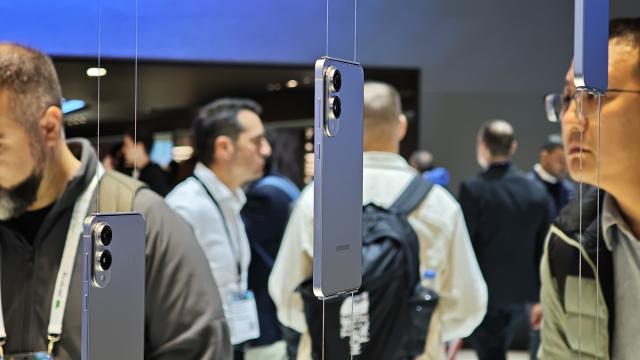 <b>Vrei cel mai slim smartphone al momentului? Iată de unde cumperi și când se livrează Samsung Galaxy S25 Edge</b>Samsung Galaxy S25 Edge este cel mai subțire smartphone al momentului iar acest trend va continua atât în lumea Android, cât și în tabăra iOS unde la toamnă vom face cunoștiință cu iPhone 17 Air. Până atunci descoperim că S25 Edge este
