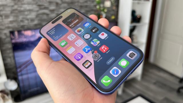 <b>iPhone 17 va crește și în diagonală; Urcă la 6.3 inch și ar oferi 120Hz ProMotion</b>Cu pași repezi ne apropiem de lansarea Apple din toamna acestui an și chiar dacă toți ochii sunt ațintiți spre noul iPhone 17 Air, nici modelul standard nu mai este trecut cu vederea, acum că va trece prin schimbări importante