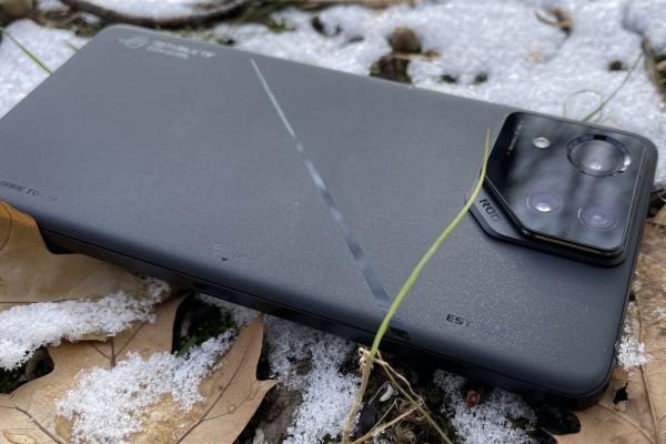 ASUS ROG Phone 8 PRO: Schimbări majore la capitolul design, un look mai business, de smartphone de gaming sub acoperire