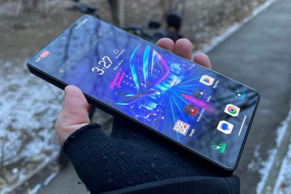 ASUS ROG Phone 8 Pro: Display de 2x ori mai luminos decât predecesorul, acum cu muchii înguste și 165Hz LTPO