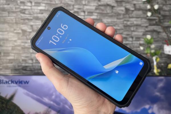 Blackview BL8000 5G - Display generos, responsiv, luminos, extrem de rezistent, doar muchiile sunt cam groase