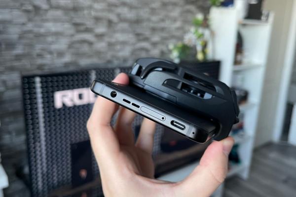 ASUS ROG Phone 8 Pro: Acustica are de suferit ca urmare a modificărilor estetice, un sistem stereo clasic