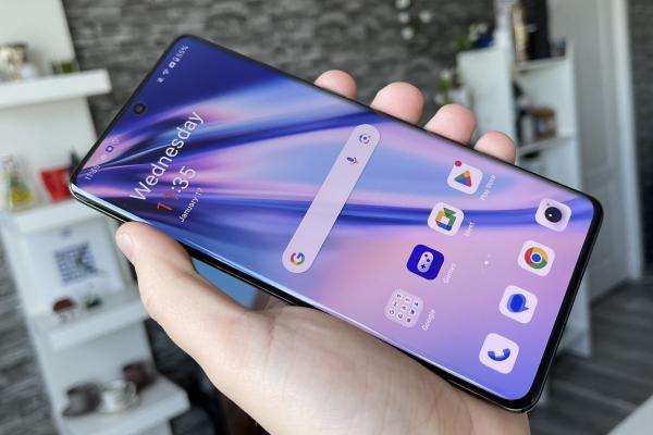 OnePlus 12: Crește diagonala față de predecesor iar luminozitatea este dusă la următorul nivel, dublu față de OP 11