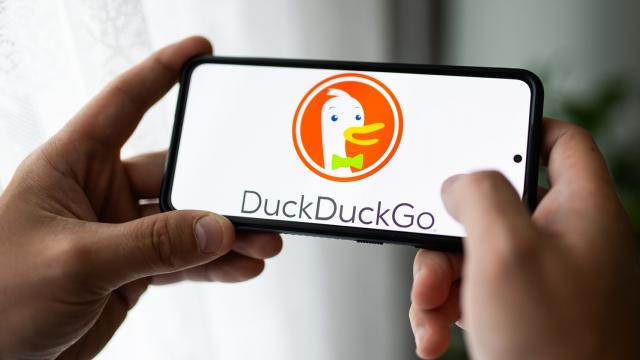 <b>Launcher-ul Google Pixel ne permite acum să selectăm motorul de căutare preferat, inclusiv Bing sau DuckDuckGo</b>Majoritatea launcherelor pentru Android aduc o funcție de căutare globală care îți permite să găsești rapid setări, aplicații, contacte, dar și rezultate web. Ei bine, odată cu lansarea versiunii Android 14 QPR 2 Beta 3, aflăm că Google a actualizat