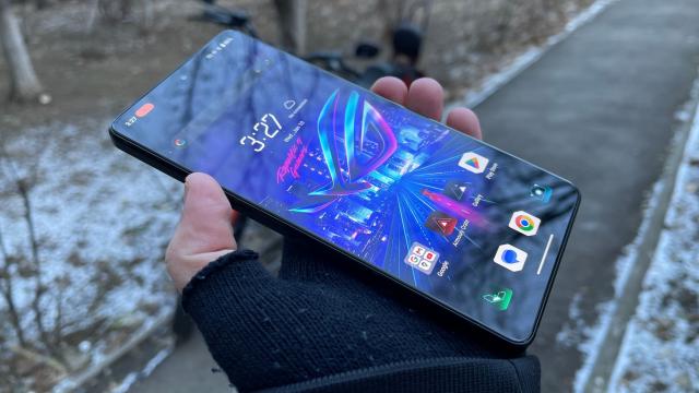 <b>ASUS ROG Phone 8 Pro: Display de 2x ori mai luminos decât predecesorul, acum cu muchii înguste și 165Hz LTPO</b>Schimbarea de design pentru ASUS ROG Phone 8 Pro nu s-a produs doar în partea din spate, ci și în zona frontală acolo unde spunem adio look-ului clasic cu muchii mari jos și sus. De această dată se merge pe o abordare 