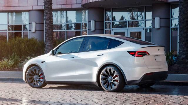 <b>Tesla simte amenințarea chinezilor și aplică din nou reduceri; Cât costă acum Tesla Model Y în Europa?</b>Chiar pe final de an 2023 am aflat că Tesla era la un pas distanță de a pierde primul loc la vânzările globale de automobile electrice, asta în fața unui producător chinez și anume BYD. Între timp am mai aflat că BYD a devenit partenerul 