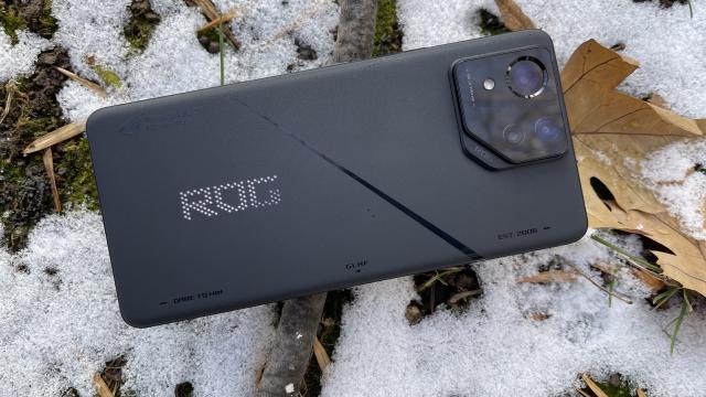 <b>ASUS ROG Phone 8 Pro: Suita de conectivitate completă, cu două porturi USB-C chiar</b>ASUS ROG Phone 8 Pro vine cu dotări de top sub capotă și la fel stau lucrurile și în materie de conectivitate acolo unde din start bifăm suportul 5G. Avem și slot dual-SIM pentru cartele nano-SIM, iar conexiunea wireless este de tip WiFi 7 