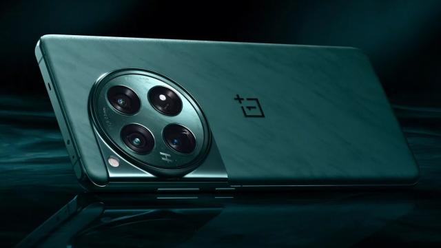 <b>OnePlus 12 a debutat oficial în Europa! Flagship-ul are design elegant, baterie MARE, procesor Snapdragon 8 Gen 3; Cât costă?</b>OnePlus 12 a fost prezentat încă de anul trecut în China, astfel ca majoritatea dotărilor sale sunt cunoscute. Flagship-ul a debutat oficial astăzi în Europa însă, iar alături de el a sosit atât OnePlus 12R, cât și căștile wireless OnePlus Buds 3