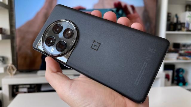 <b>OnePlus 12 review detaliat în limba română (Evaluare Mobilissimo)</b>OnePlus 12 este unul dintre primele flagship-uri echipate cu procesor Snapdragon 8 Gen3 și un rival veritabil pentru seria Galaxy S24, lansat în aceeași perioadă global. La noi a ajuns rapid pe masa de teste și acestea fiind spuse