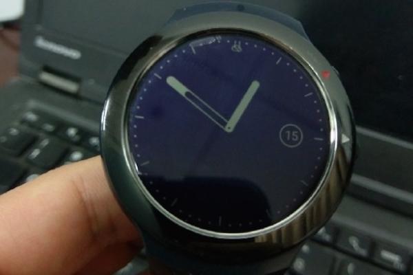 Viitorul smartwatch HTC cu Android Wear apare într-o galerie amplă de imagini, cu o curea sportivă la pachet