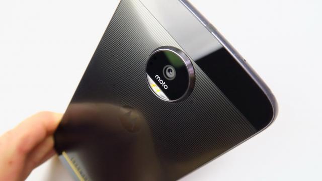 <b>Motorola Moto Z Review</b>2016 s-a încheiat, dar telefoanele reprezentative din ultimele 365 de zile continua să sosească. E păcat că acest Motorola Moto Z a debutat la noi în ţara de abia în decembrie, pentru că e un terminal excelent, ce ar fi meritat o perioadă mai lungă să..