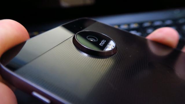<b>Motorola Moto Z: Design ultra-subţire, construcţie impecabilă</b>Se puteau găsi o mie de glume despre Moto Z dacă avea un design neinspirat, inclusiv să zicem că provoacă un "Zzzzzz" de somn dacă nu arată bine. Din fericire nu e cazul de aşa ceva şi Motorola dovedeşte că îşi păstrează blazonul de companie care a..