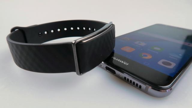 <b>Huawei Color Band A1 Review: o brăţară de fitness compactă, discretă cu senzor UV ca punct distinctiv (Video)</b>Atunci când am testat telefonul Huawei Nova, am avut ocazia să ne jucăm şi cu brăţara de fitness Huawei Color Band A1. În sumedenia de purtabile prezente pe piaţă, acest model se remarcă prin senzorul sau UV, întâlnit de obicei pe modele mult mai scumpe. 