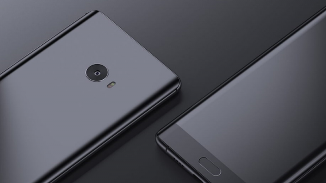 <b>Xiaomi Mi Note 2 este de acum disponibil la vânzare; telefon cu 6 GB RAM, procesor SD821 și 128 GB de stocare flash</b>Au trecut câteva luni bune de la anunțul smartphone-ului Xiaomi Mi Note 2 și nici o veste despre disponibilitatea sa, asta până astăzi cel puțin când retailerul chinez GearBest.com listează la vânzare terminalul. Prețul este unul pe măsura specificațiilor