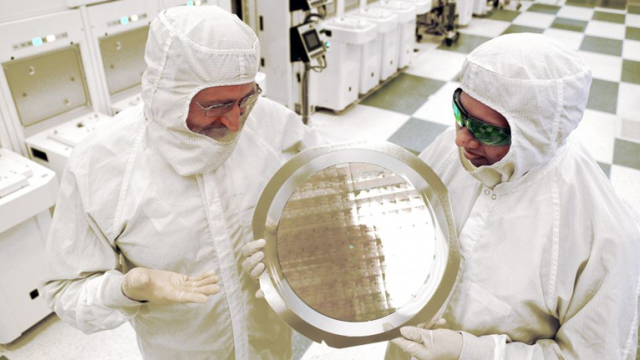 <b>Samsung ar urma să înceapă producţia de chipseturi de 7 nm la început de 2018, unul dintre ele va ajunge pe Galaxy S9</b>Flagship-ul Galaxy S8 nici nu a fost lansat oficial și iată că deja există zvonuri despre următorul model din serie ce va sosi în 2019. Aparent, Samsung va aduce la bordul său un chipset pe 7 nm, companie ce se pregătește în aceste momente pentru startul 