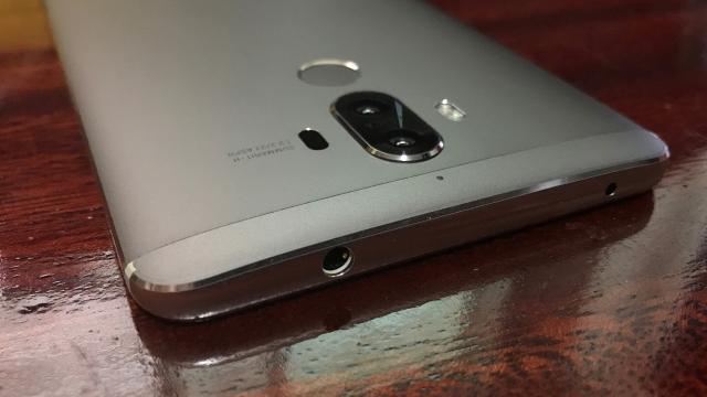 <b>Turul Magazinelor #117: Huawei Mate 9 la preț recomandat prin Cel.ro, accesorii pentru cei ce petrec mult timp afară şi aparat de vopsit la preţ bun</b>Începutul de săptămână vine și cu o veste bună pentru cei care așteptau lansarea pe plan local a phablet-ului Huawei Mate 9, telefon care de astăzi este disponibil pe cale oficială în țară. Tot în Turul Magazinelor cu numărul 117 avem pentru voi și o