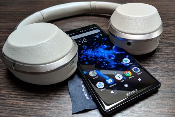 Sony Xperia XZ2: Multimedia cu stereo, reglaje multe şi super căşti
