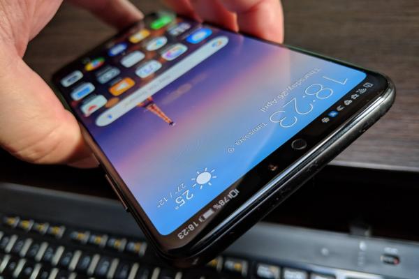 Huawei P20 Pro: Design premium, glossy, cu nuanţe "psihedelice"