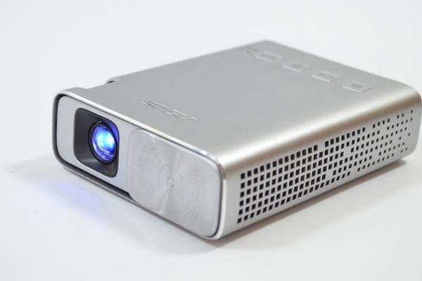 Prezentare ASUS ZenBeam E1: Videoproiector portabil cu rol de powerbank, ce redă imagini de până la 120 inch