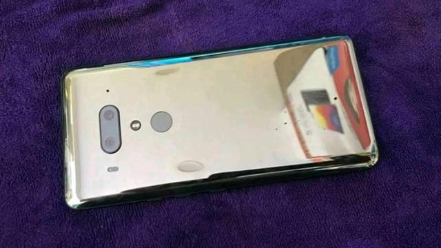 <b>HTC U12+ acum în fotografii reale; Taiwanezii stau departe de trendul decupajului</b>Printre următoarele flagship-uri ce vor debuta pe piață se află și HTC U12+, telefon care chiar ieri avea câteva detalii dezvăluite de către operatorul american Verizon. Astăzi în schimb vedem fotografii reale cu produsul ce va opta pentru o cameră