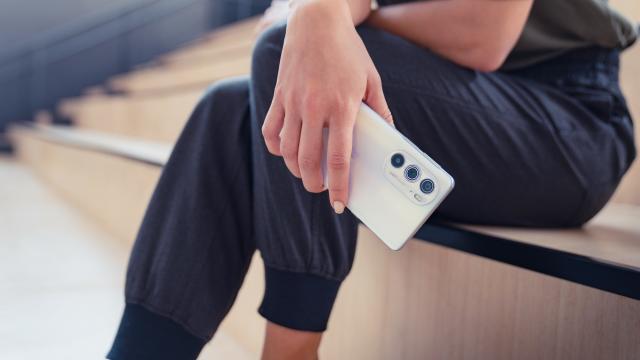 <b>Motorola Edge 30 se apropie de lansare; Primește acum și certificarea NBTC având numele de serie XT2203-1</b>Așa cum aflam săptămâna trecută, cei de la Motorola pregătesc un nou smartphone din seria Edge 30 și anume varianta vanilla intitulată fix Edge 30. Avem deja modelul Pro lansat oficial și pe care vi l-am prezentat într-o recenzie detaliată aici