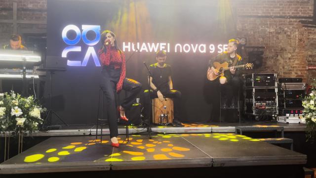 <b>HUAWEI Nova 9 SE debutează oficial în România în cadrul unui show cu muzică live, alături de noul ceas Watch GT Runner și laptop-ul MateBook D15</b>Această zi de 22 martie era bifată cu HUAWEI în dreptul său, asta pentru că celebrul producător a organizat un eveniment important pe plan local, cu accentul pe lansarea noului telefon nova 9 SE. Acesta nu a venit singur, ci alături de ceasul 