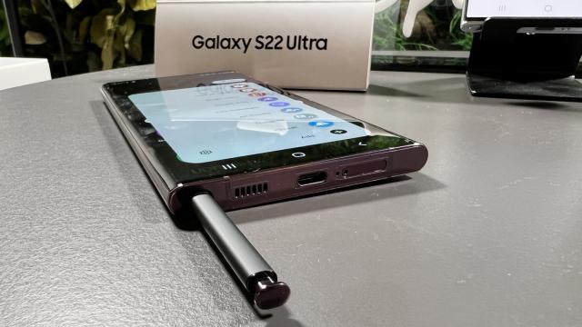 <b>Samsung Galaxy S22 Ultra: Conectivitate cu rezultate impresionante mai ales la 5G</b>Samsung Galaxy S22 Ultra este un telefon care oferă toate standardele moderne de conectivitate şi deghizează binişor multiplele sale antene. Are 5G şi Wi-Fi 6E, Bluetooth 5.2 şi GPS, dar şi Glonass, BDS şi Galileo, plus NFC pentru plăti şi un port USB-C