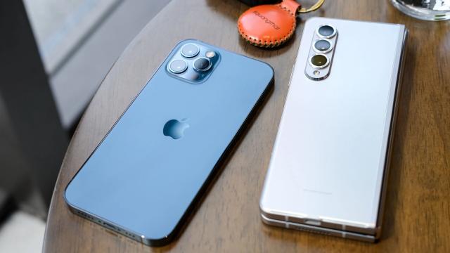 <b>Piața smartphone-urilor premium a crescut în 2021, record în cazul vânzărilor; Cum arată topul producătorilor?</b>În ciuda provocărilor cu care s-au confruntat o mulțime de companii anul trecut, pare-că anul 2021 a fost destul de productiv. Piața smartphone-urilor, la nivel global, a crescut, vânzările ajungând chiar la un nou prag-record conform unui studiu