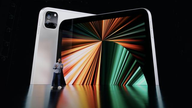 <b>Apple va lansa în această toamnă o nouă tabletă iPad Pro, cu procesor Apple M2 și suport MagSafe</b>După ce am aflat în urmă cu doar câteva momente faptul că Apple va scădea cu 20% producția lui iPhone SE (2022) în următorul trimestru pe fondul inflației și a cererii scăzute, iată că acum avem și alte vești despre planurile companiei din 
