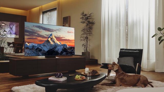 <b>Samsung prezintă gama de televizoare Neo QLED 8K 2022, cu Neural Quantum Processor 8K, ambalaj eco și telecomandă SolarCell</b>Pe final de lună martie cei de la Samsung au organizat un eveniment sub deviza Unbox & Discover, care ne-a adus lansarea gamei Samsung 2022, cu televizoare concepute pentru experiențe personalizate inovatoare. Au fost prezentate într-un 