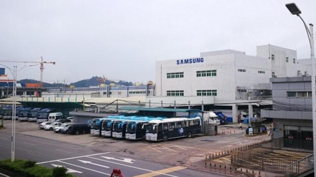 <b>Samsung închide și ultima fabrică din China! Iată de ce renunță la producția de telefoane din această țară</b>Dacă Apple face tot posibilul să nu mai producă telefoane în China şi a început să mute producţia în Vietnam, iar Google a făcut ceva similar cu modelele Pixel, acum şi Samsung a părăsit China. În ultimele săptămâni Samsung a tras 