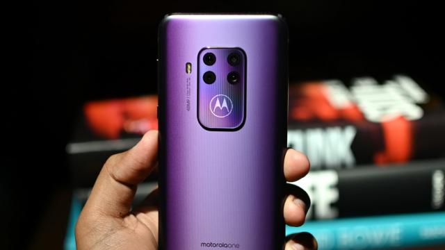 <b>[Telefonul este acum disponibil local] Motorola One Zoom se lansează săptămâna viitoare în România: telefon cu zoom optic 3X, 4 camere în spate</b>Motorola One Zoom a fost poate cel mai interesant telefon prezentat la IFA 2019. Asta pentru că Motorola a intrat în rând cu lumea şi ne-a propus un telefon cu 4 camere în spate. Motorola One Zoom se va lansa săptămâna viitoare în România şi avem detalii 