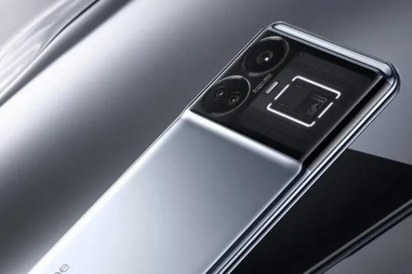 realme GT5 apare într-un teaser oficial pe nuanța Quicksilver Mirage și arată tare bine (Video)