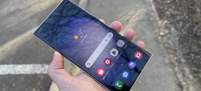 Ecranul lui Samsung Galaxy S24 Ultra ar aduce o luminozitate record, dar muchiile din jurul panoului plat vor fi destul de groase