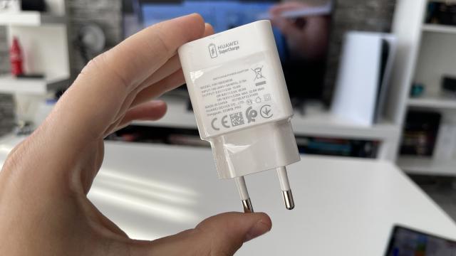<b>HUAWEI MatePad 11.5: Lider la playback video și rezultate bune și la utilizare continuă</b>HUAWEI MatePad 11.5 se prezintă la posturi cu o baterie generoasă de 7700 mAh, care în raport cu diagonala de 11.5 inch și procesorul folosit, ar trebui să livreze o autonomie echilibrată. De asta ne convingem pe seama testelor 